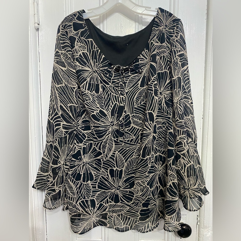 Flowy blouse, sheer sleeves
